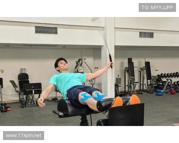 孙杨家的冰箱里塞满了蛋白粉，邻居说他半夜三点还在泳池边啃鸡胸肉