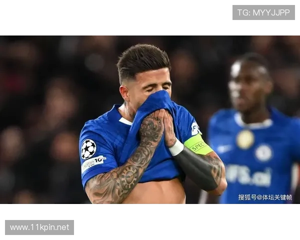 恩佐衣柜全是名牌球鞋，赛场上拼命跑完下场立刻滑手机真的这样？