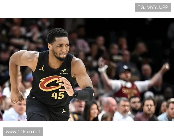 米切尔由单打转无球跑位 提升关键时刻命中占比